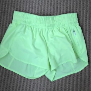 LULULEMON TRACKER V Women’s athletic shorts size 8